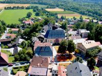 Blick vom Schloss ins Dorf, das sich aufs Lichterfest vorbereitet